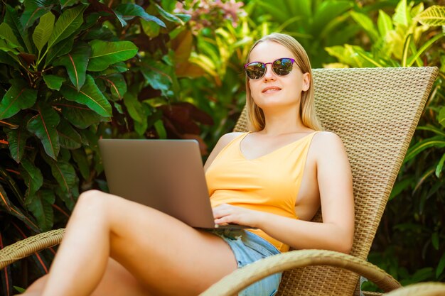 Photo expressive beautiful woman posing on the sundeck