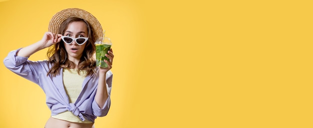 Photo expressive beautiful woman posing with a glass of beverage