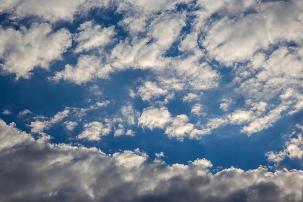 The expressive contrast of the clouds in the sky