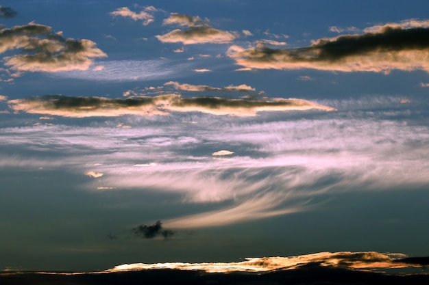 Выразительный контраст облаков на небе