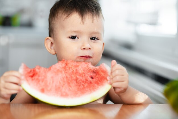 表情豊かな小さな子供ポーズ