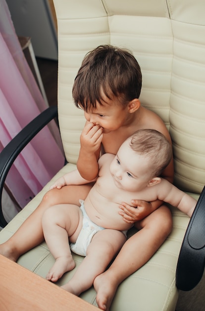 Photo expressive little children posing