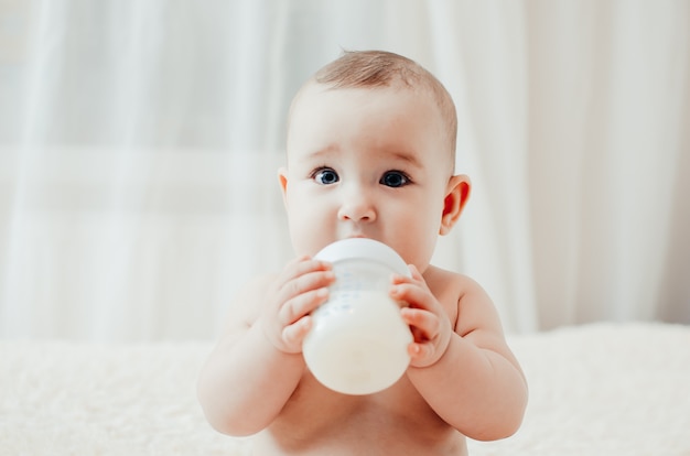 Foto piccoli bambini espressivi in posa