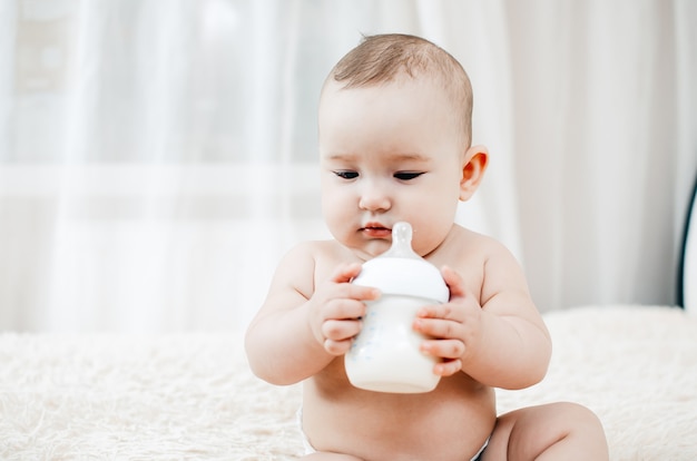 表情豊かな小さな子供たちのポーズ