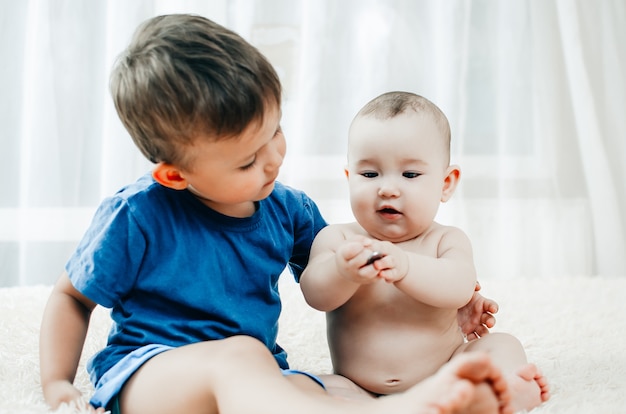 表情豊かな小さな子供たちのポーズ