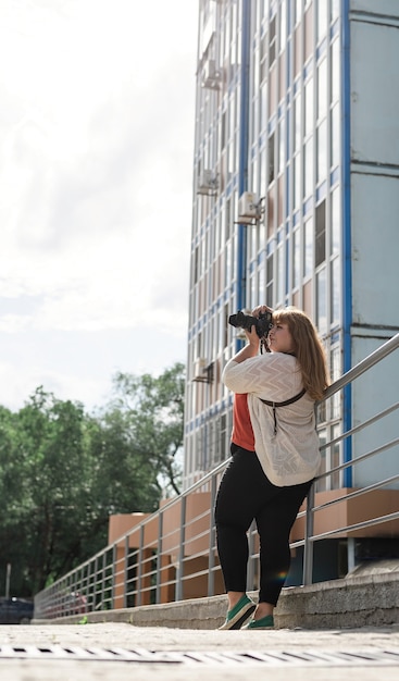 Выразительный фотограф на природе