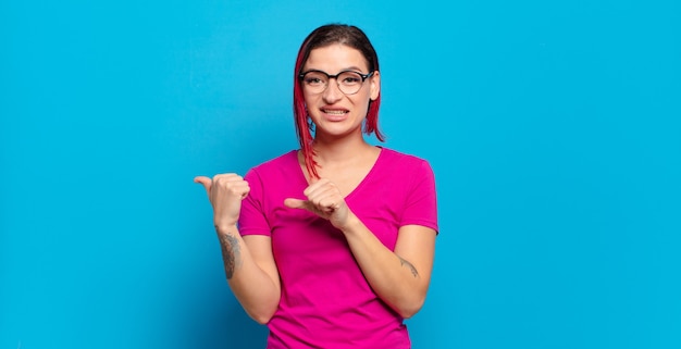 Giovane donna graziosa espressiva che gesturing