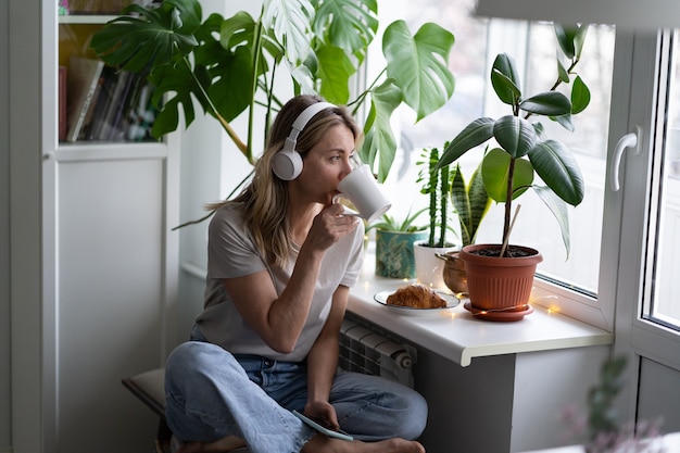 Photo expressive young woman posing indoor