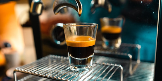 Foto expresso-koffie uit de automaat in de coffeeshop
