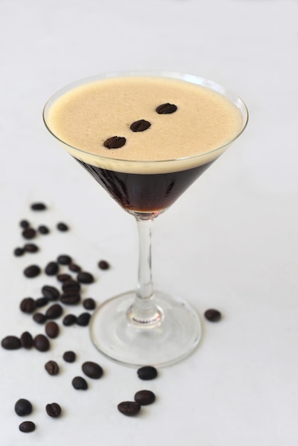 Expresso martini met koffiebonen op witte achtergrond