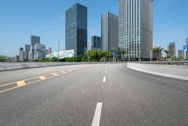 高速道路の背景と都会のスカイライン