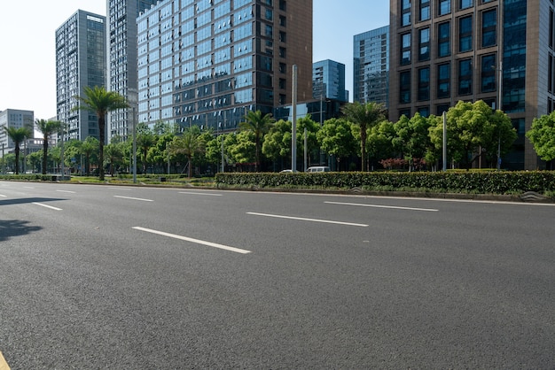 高速道路の背景と都会のスカイライン