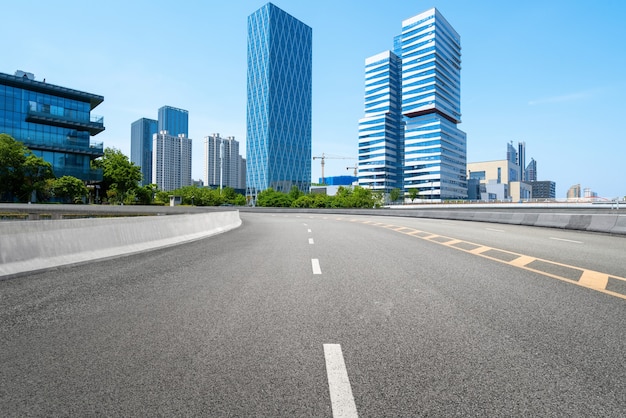 高速道路の背景と都会のスカイライン