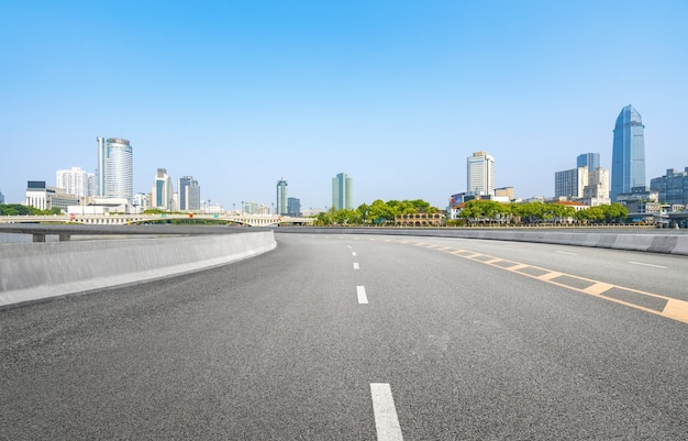 高速道路の背景と都会のスカイライン