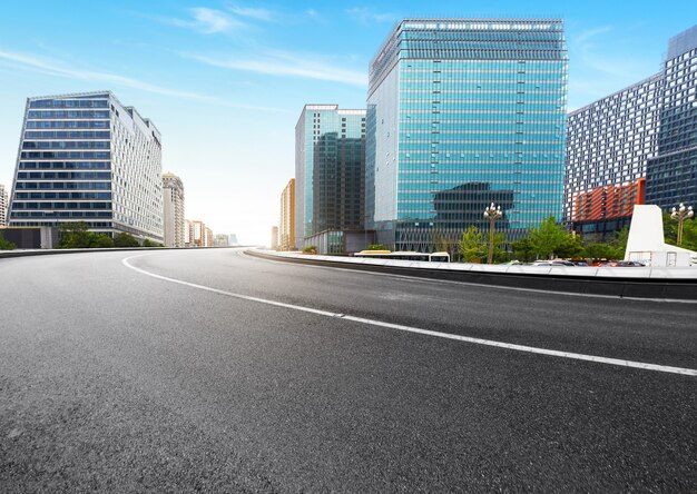 高速道路と近代的な街のスカイラインは中国の成都にあります。