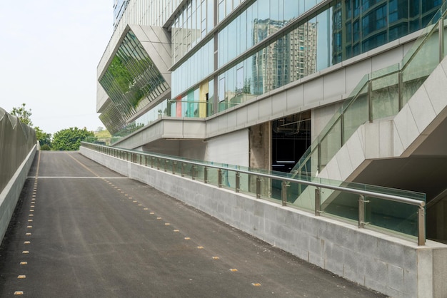 L'autostrada e il moderno skyline della città si trovano a chongqing, in cina