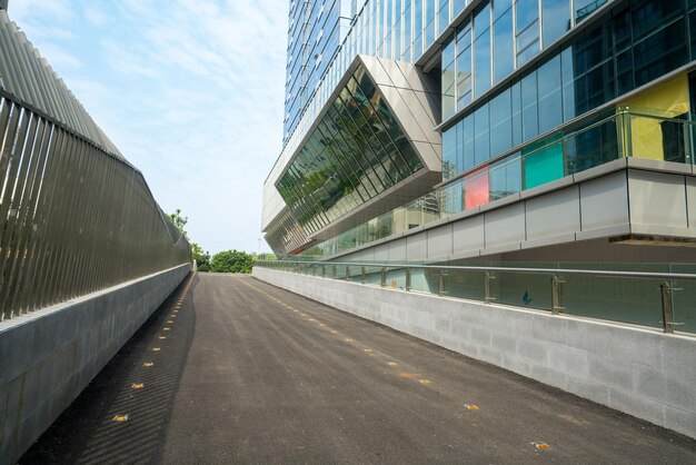 L'autostrada e il moderno skyline della città si trovano a chongqing, in cina