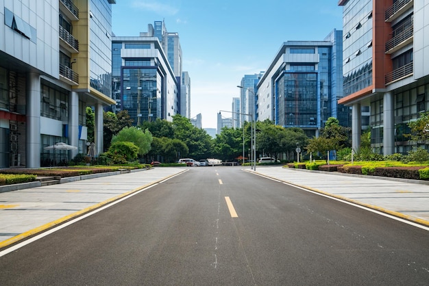 高速道路と近代的な都市のスカイラインは中国の重慶にあります