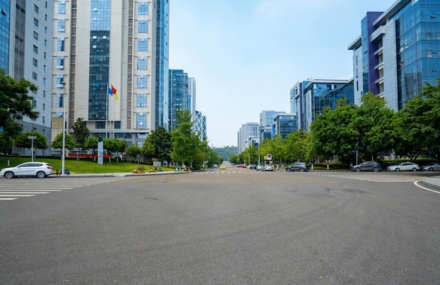 高速道路と近代的な都市のスカイラインは中国の重慶にあります