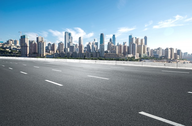 高速道路と近代的な街のスカイラインは中国の重慶にあります。