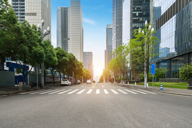 高速道路と近代的な街のスカイラインは中国の重慶にあります。