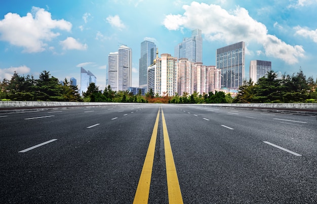 The expressway and the modern city skyline