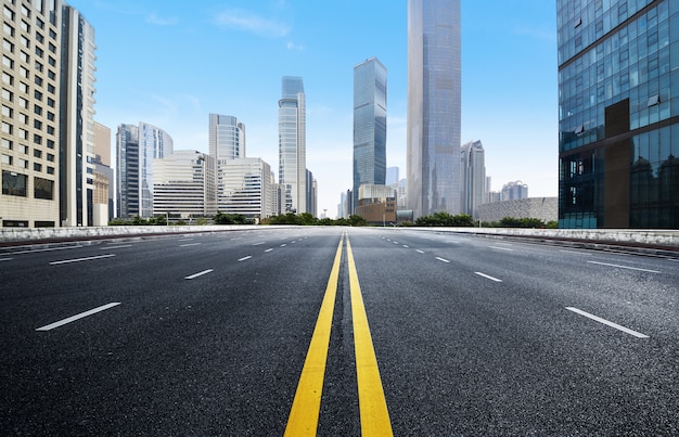 Photo the expressway and the modern city skyline