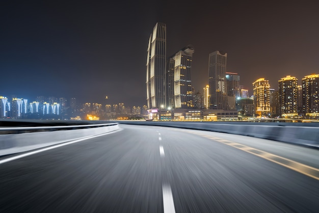 高速道路と近代的な都市のスカイライン