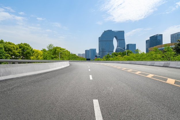 中国杭州の高速道路と都市のスカイライン