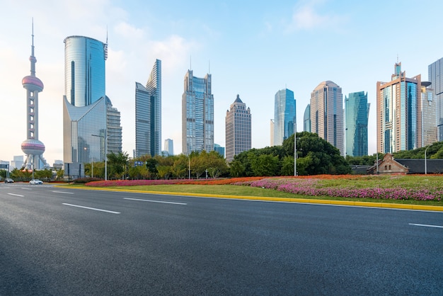 Lujiazui 금융 센터, 상하이, 중국의 고속도로 및 고층 빌딩