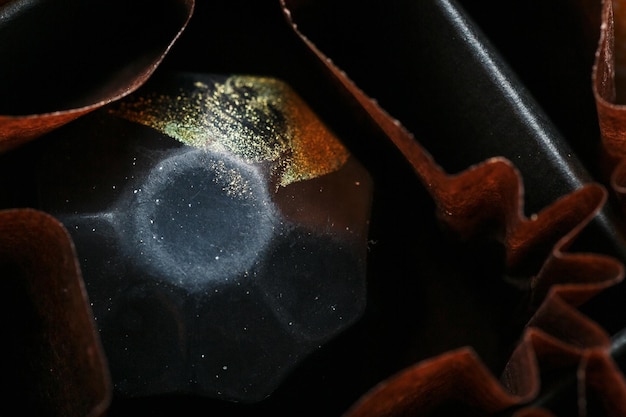 Exquise handgemaakte chocoladesnoepjes zijn beschilderd met patronen van close-up van sterrenstelsels