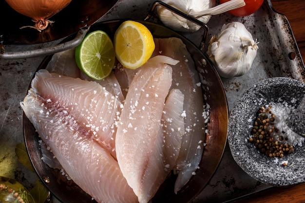 Exquise smaken Close-up van rauwe tilapia-visfilet doordrenkt met heerlijke kruiden in 4K