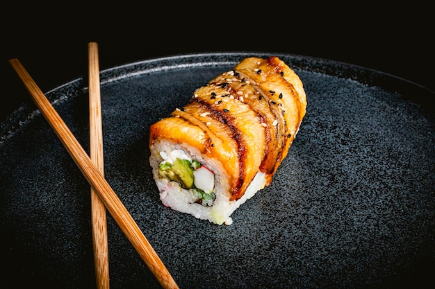 Photo exquisite banana sushi roll with crab on blue plate delicious sushi