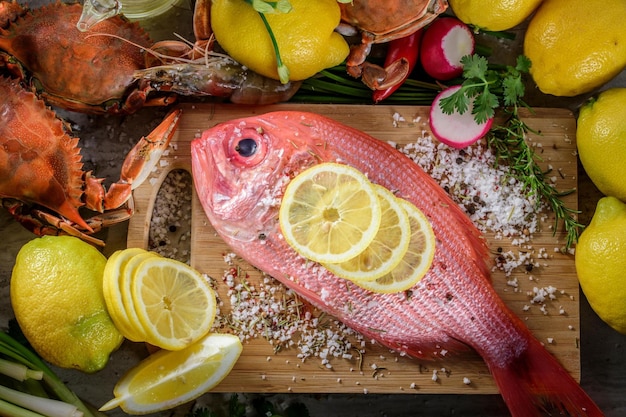 Изысканные деликатесы Свежая новозеландская рыба-луциан и краб, настоянные солеными специями в 4k