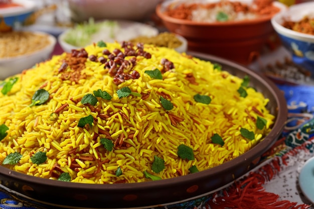 Прекрасное рисовое блюдо Ближнего Востока - вкусная смесь специй и ароматов