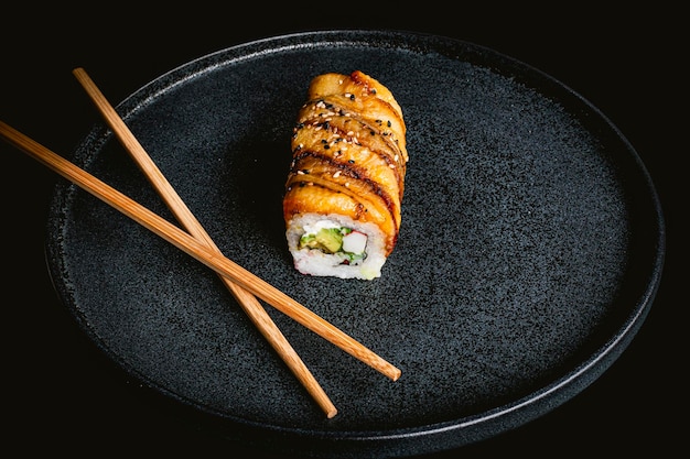 Photo exquisite sushi roll banana and crab sushi