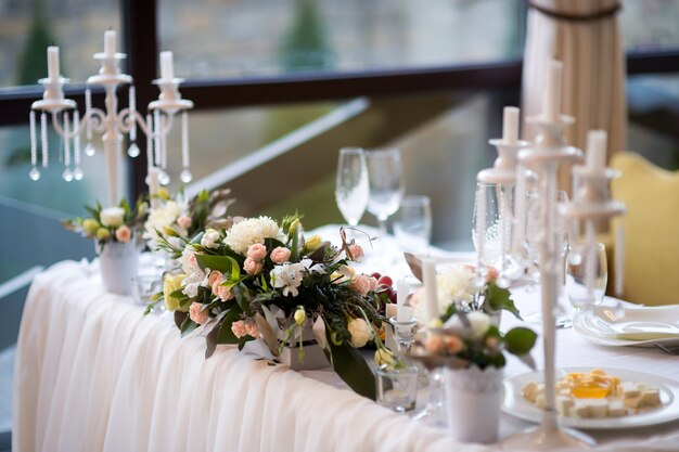 Exquisitely decorated wedding table with bouquet of flowers.