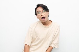 Extatische aantrekkelijke jonge aziatische man geschokt gelukkig mond openen en bril laten zakken