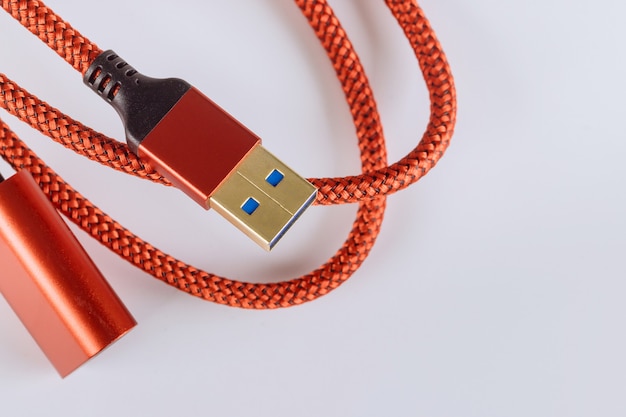확장 된 빨간색 케이블 USB3.0 in on 흰색