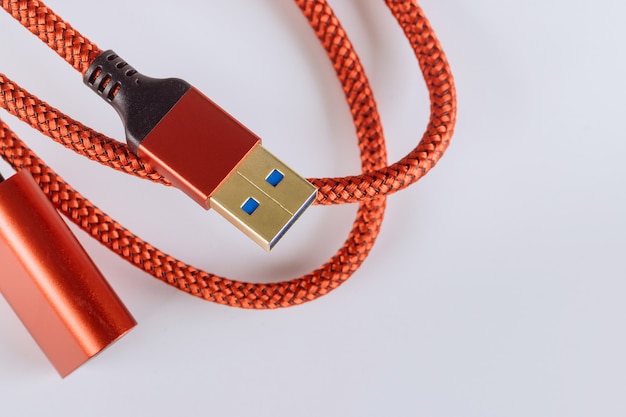 白地に延長された赤いケーブルusb3.0