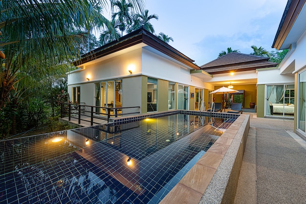 Foto exterieur moderne tropische villa met zwembad
