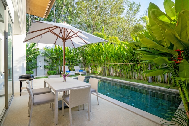 Exterieur ontwerp in luxe villa met zwembad