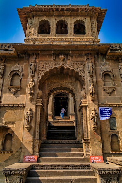 Exterieur shots van het schilderachtige toeristische bezienswaardigheid Maheshwar fort en tempel in Madhya Pradesh India Dit monument ligt aan de oevers van de rivier de Narmada