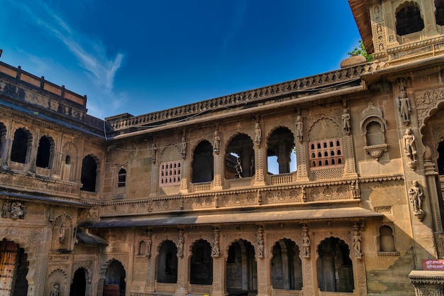 Exterieur shots van het schilderachtige toeristische bezienswaardigheid Maheshwar fort en tempel in Madhya Pradesh India Dit monument ligt aan de oevers van de rivier de Narmada