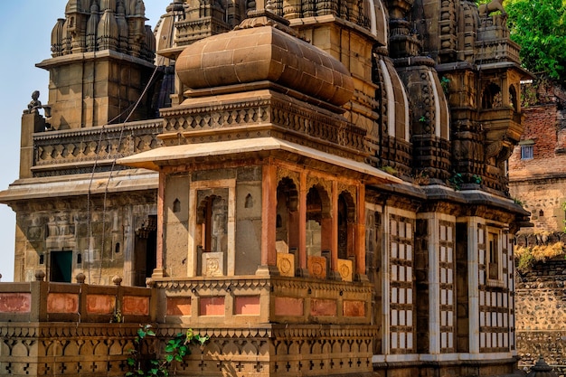 Exterieur shots van het schilderachtige toeristische bezienswaardigheid Maheshwar fort en tempel in Madhya Pradesh India Dit monument ligt aan de oevers van de rivier de Narmada