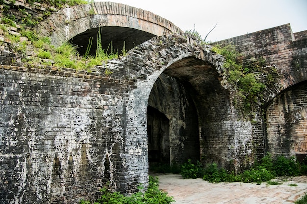 廃墟の建物の外観