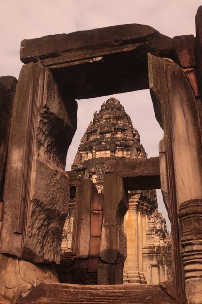 Photo exterior of angkor wat against sky