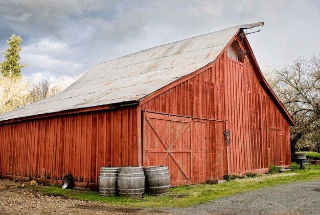 Photo exterior of barn against sky