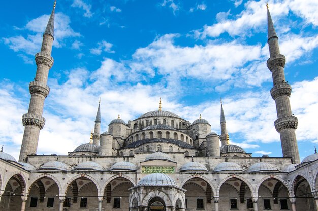 Foto l'esterno della moschea blu a istanbul, un'importante attrazione turistica