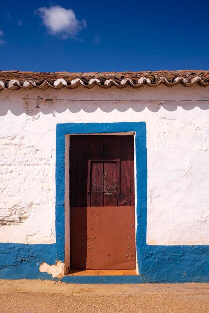 Foto esterno dell'edificio contro il cielo blu